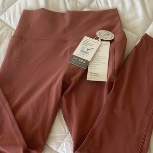 NWT, pocket studio leggings, in Rosewood.